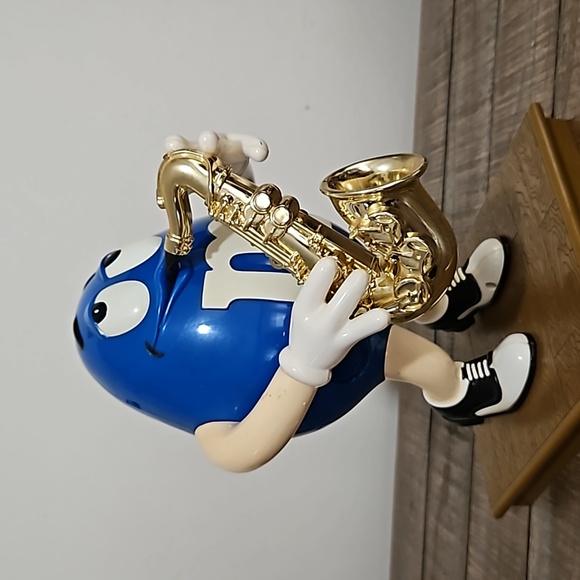 M&M BLUE Saxophone player - Picture 2 of 5